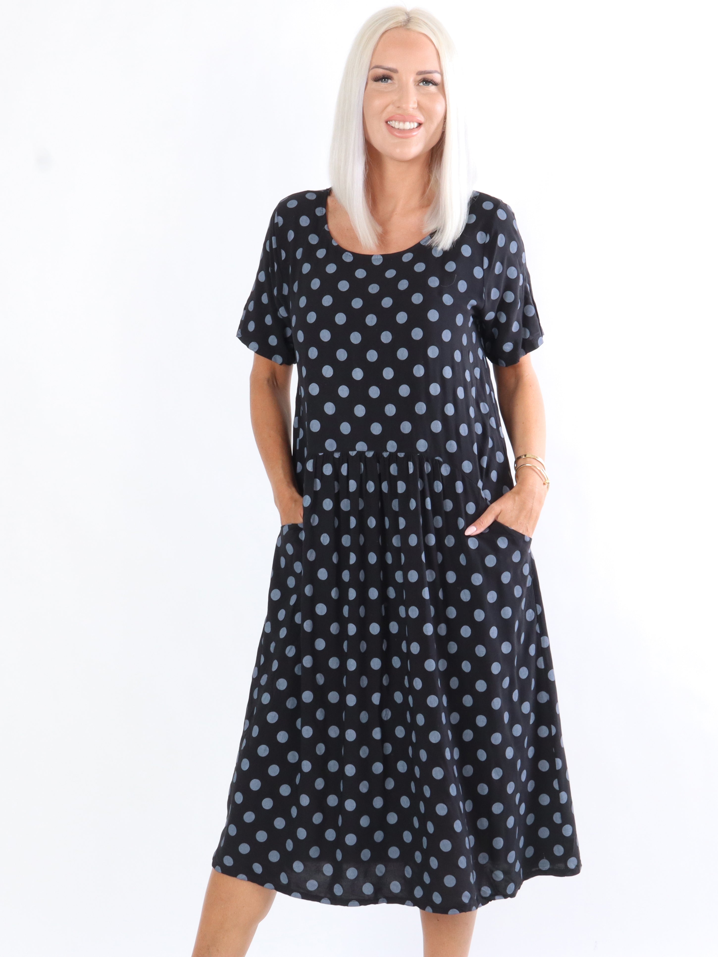 Line - Kjole med prikker i løs pasform